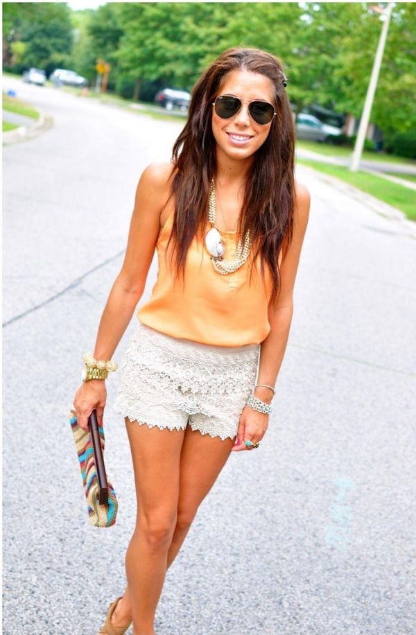 Biele šortky, saténový top a perlové šperky ležérne šortky pre voľný čas v letnom štýle