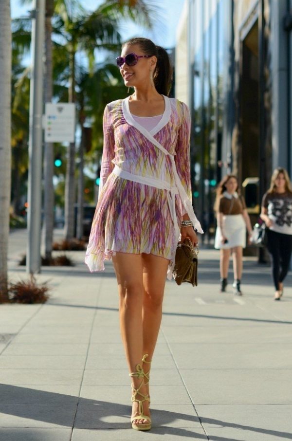 Krátke tunické šaty a rímske sandále šaty-mesto-móda-žena-leto-nápad