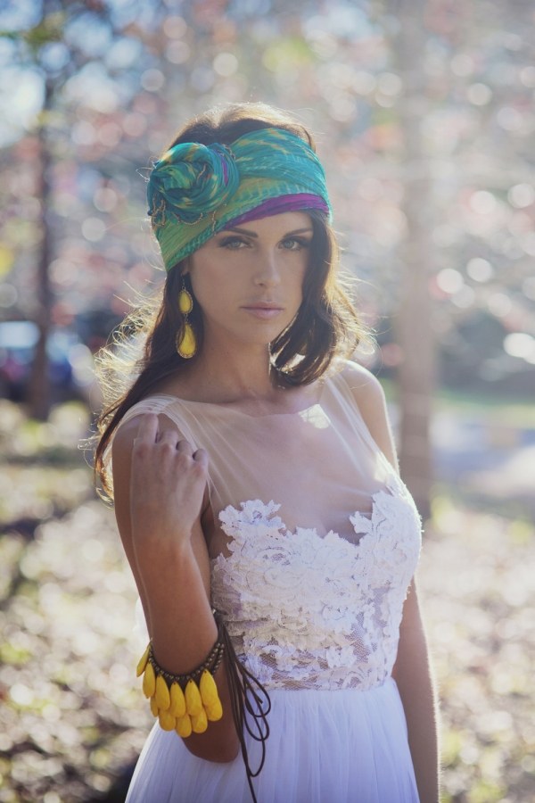 Šperky sú veľké a atraktívne gumička do vlasov-biele-šaty-sviežosť-nápad