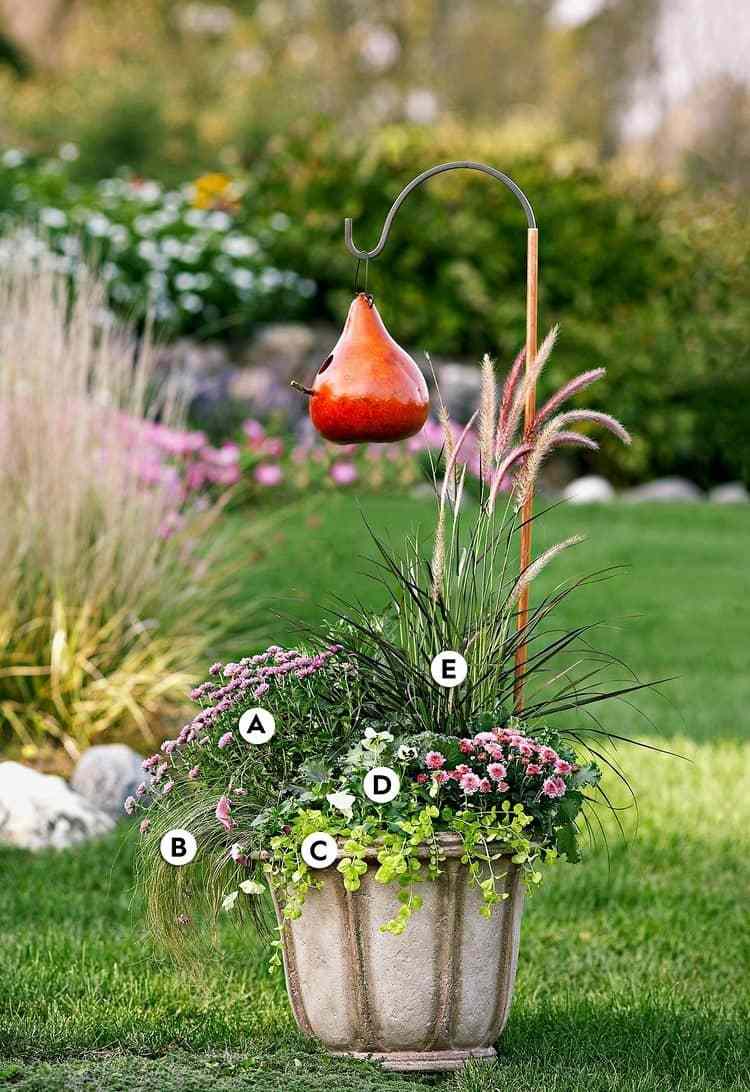 moderná jesenná výsadba do kvetináčov na predný dvor