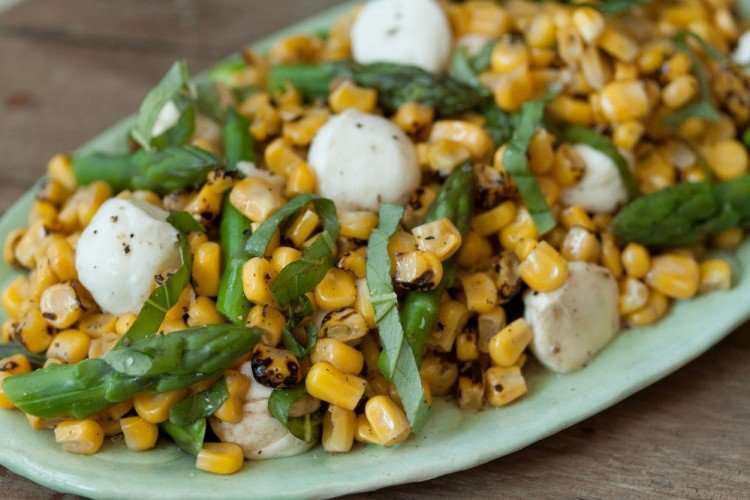 Špargľa-bazalka-kukurica-šalát-recept-mozzarella