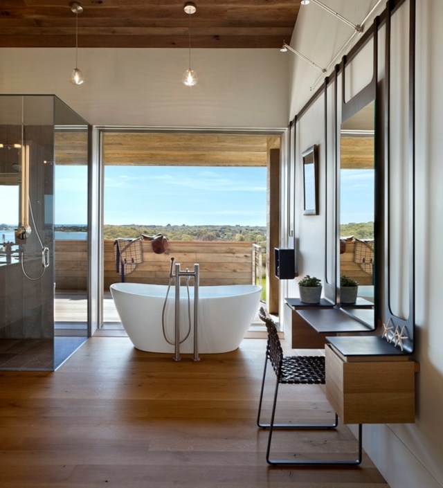 Kúpeľňa plážová vila s drevenou podlahou a čelnými sklami
