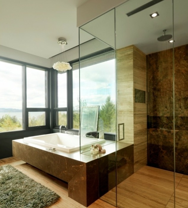 Voľne stojaca vaňa obložená prírodným kameňom