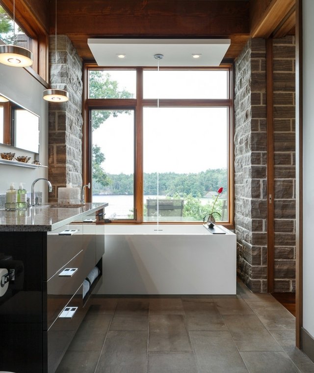 voľne stojaca vaňa, drevený rám, dlažba