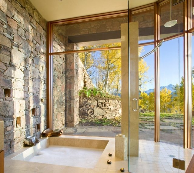 Kúpeľňové drevené detaily domu lesné terakotové dlaždice