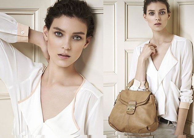 Jesenná dámska móda biela blúzka módne doplnky Dámska módna biela blúzka tašky s módnymi doplnkami