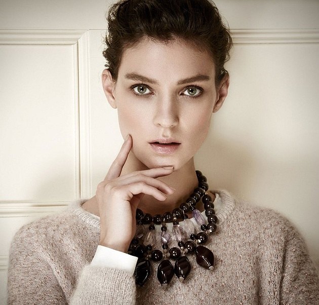 Svetr náhrdelník krémovej farby moderného vzhľadu krémový náhrdelník dámskeho oblečenia moderného vzhľadu