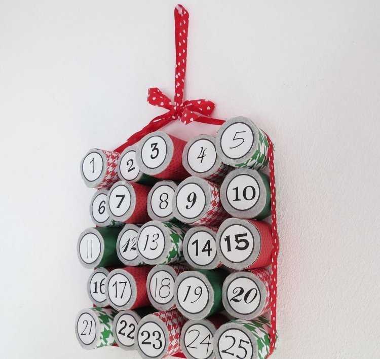 všetky rolky zafixujte horúcim lepidlom a zviažte k sebe peknou stužkou Remeselné nápady na Vianoce -recyklovanie-adventný kalendár-toaletný papier-rolky-zelená-červená-závesná stena