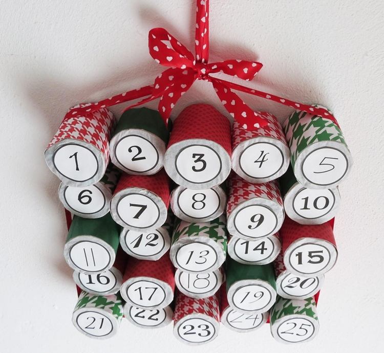 Vyrobte si adventný kalendár z roliek toaletného papiera a pekne ho ozdobte Remeselné nápady na Vianoce -recyklácia-adventný kalendár-rolky od toaletného papiera-nerovnaké-pestré-kreatívne