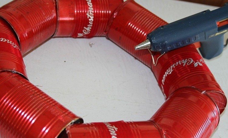 zafixujte horúcim lepidlom tak, aby sa plechovky nemohli voľne pohybovať tinkering-nápady-vianočné-recyklácia-vianočné-veniec-polievka-plechovky-diy-červeno-horúce lepidlo