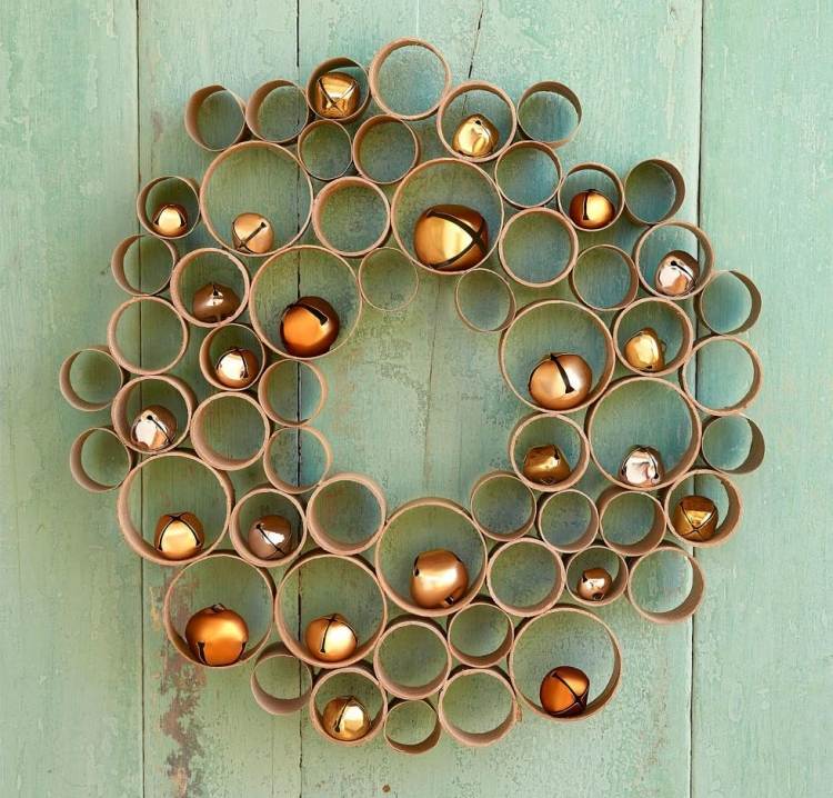 štýlový dverný veniec vyrobený z valcov z toaletného a kuchynského kotúča drotárstvo-nápady-vianočné-recyklácie-veniec-toaletný papier-rolka-aranžovať-gloeckchen