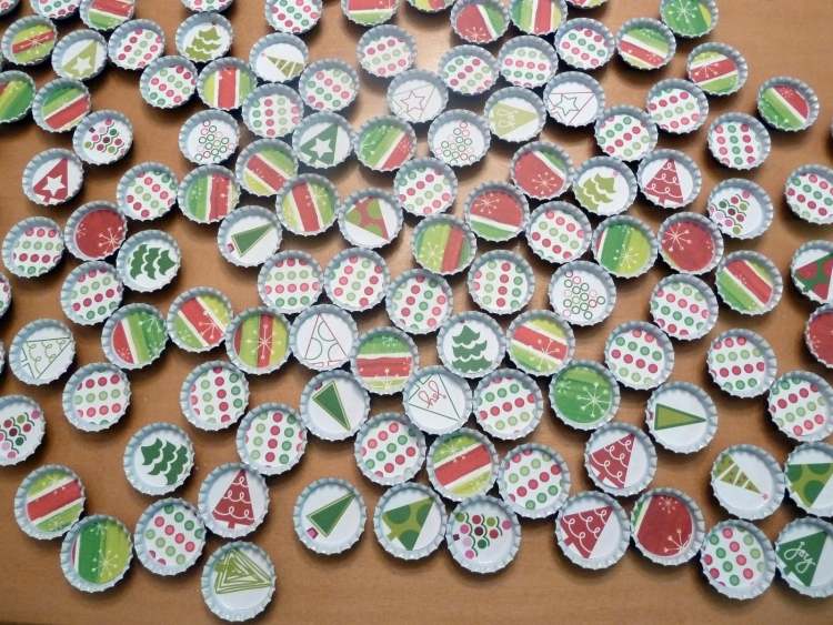 Pekne ozdobte viečka na fľaše a použite ich ako vianočné ozdoby tinkering-nápady-vianočné-recyklácia-uzáver-fľaše-farebné-deco-vianočné-dekorácie-kreatívne