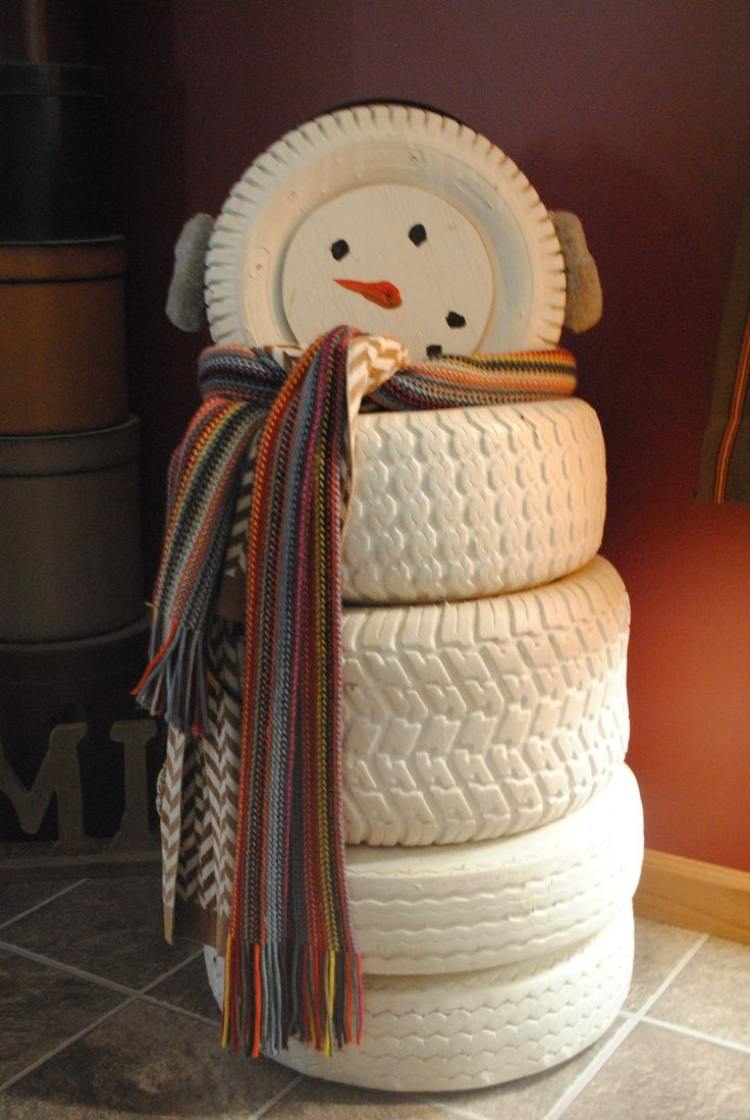 krásny snehuliak vyrobený z bielených pneumatík auta drotárstvo-nápady-vianočné-recyklácie-snehuliak-staré-pneumatiky-biele-vtipné