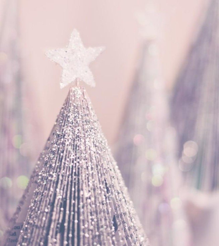 kreatívne nápady z recyklovaných materiálov - vianočné ozdoby zo starých časopisov nápady remesiel-vianočné-recyklácie-vianočné stromčeky-novinový papier-trblietky-hviezda