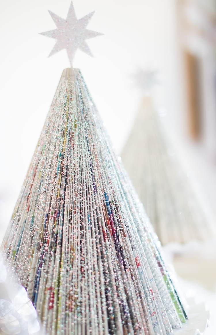 vyrobte si zo starých časopisov malé vianočné stromčeky nápady remesiel-vianočné-recyklácie-vianočné stromčeky-novinový papier-biele-trblietky