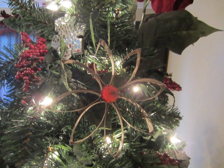 Kvetinové ozdoby na vianočný stromček z ruličiek drotárstvo-nápady-vianočné-záchodové-rolky-kvetinové-prívesky