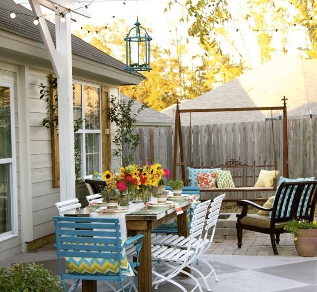 Patio koberec kvety lampa modrá stolička kvetináč