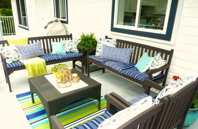 Pruhy vzor tmavohnedé stoličky ratanový stôl prúžok vzor dekoračné vankúše