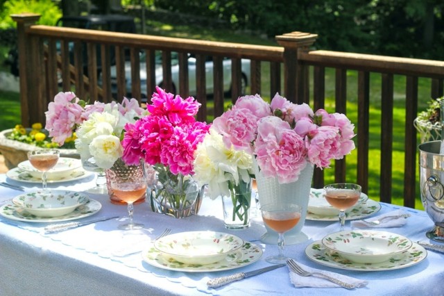Nápad na dekoráciu aranžujte veselú vázu s kvetmi