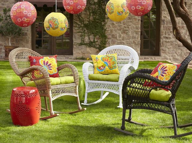 Záhradná lampa červená bočný stôl hojdacie kreslo dekoratívny vankúšový kvetinový vzor