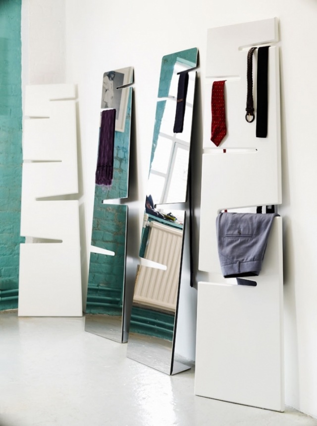 zrkadlová stena opretá o stojan na oblečenie Alex Bradley sa oprel