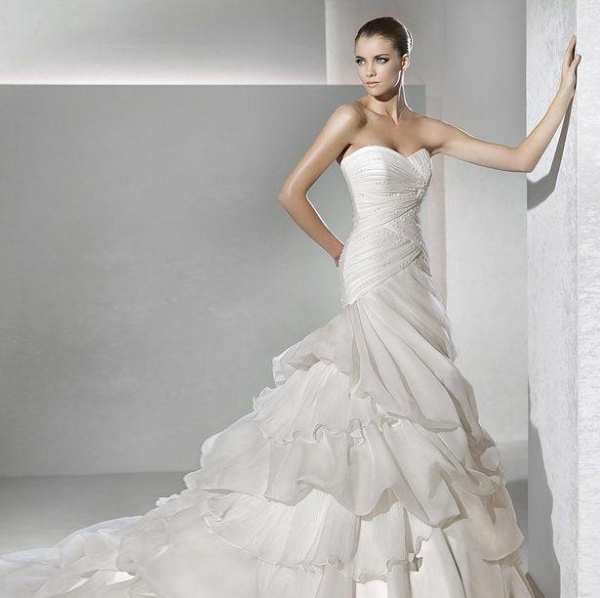 šik-šaty-asymetrické-biele-nevesta-nápad