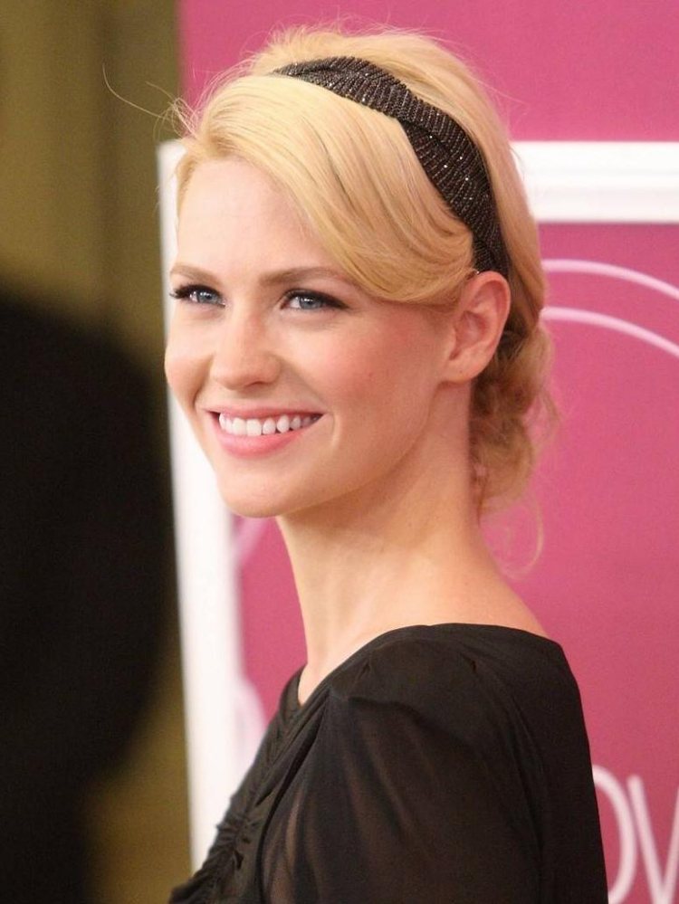 blond vlasy s čiernou čelenkou účesy-nápady-vianoce-silvestr-blond-vlasy-čierne vlasy-stuha-kamienky