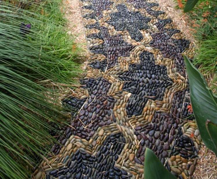 záhradný chodník-dizajn-štrková mozaika-čierno-béžová