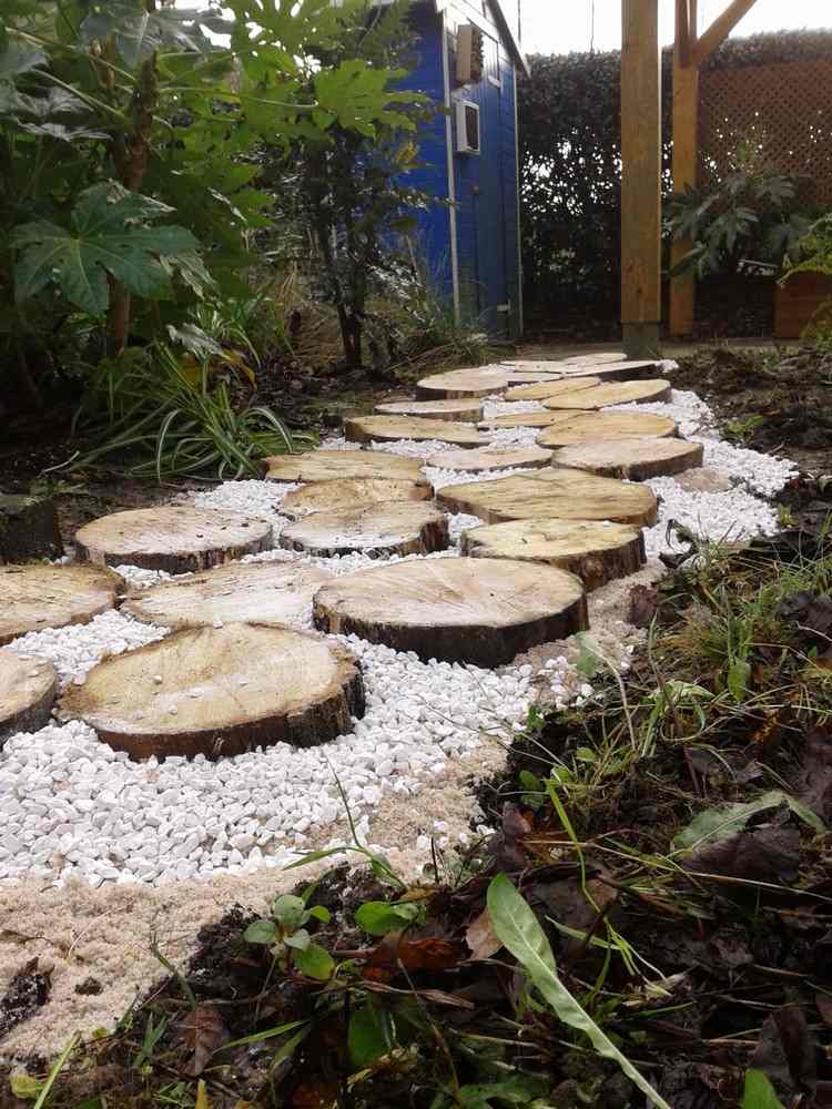 záhradná cesta-dizajn-drevené-disky-biele-triesky