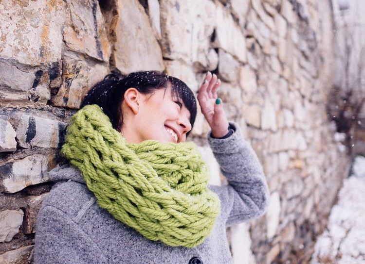 Darujte na Vianoce pletenú okrúhlu šatku nápady na darčeky-vianočné-urob si sám-pletenie šatky-paže