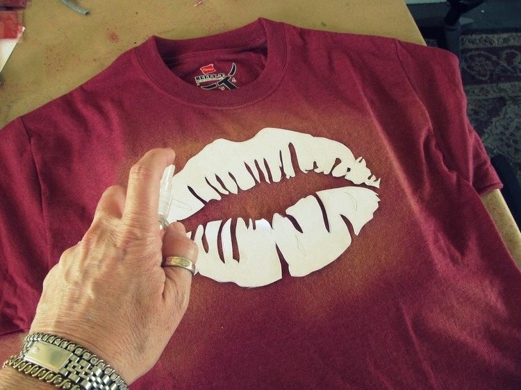 Použite bielidlo v rozprašovači nápady na darčeky-vianoce-urob si sám-tričko-korenie-pery-šablóna