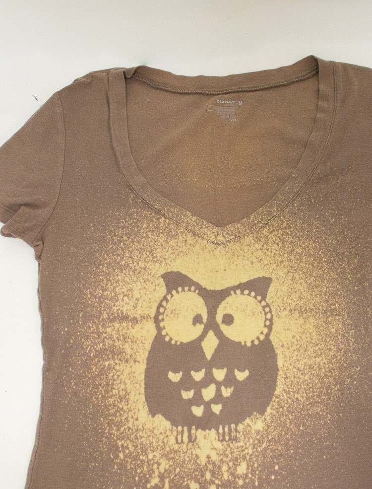 Okoreňte hnedé tričko s motívom sovičky nápady na darčeky-vianoce-urob si sám-tričko-bielidlo-sprej
