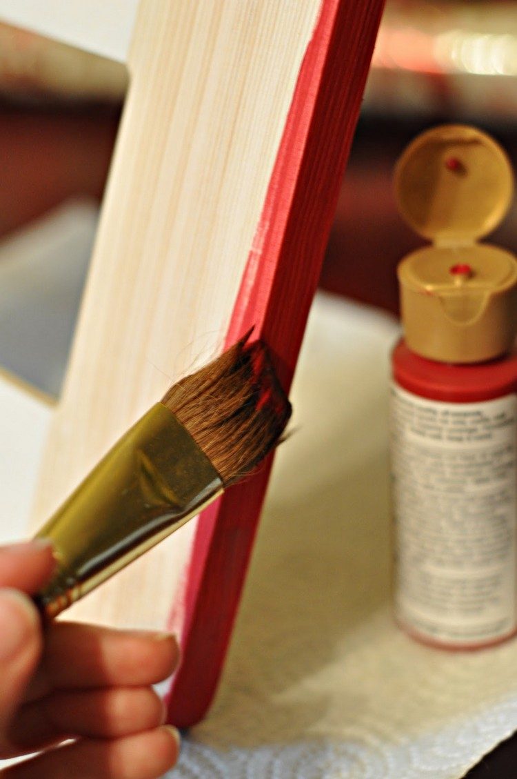 Drevený rám obrazu natrieme červenou akrylovou farbou nápady na darčeky-vianoce-urob si sám-rámy-obrazov-drevo-červená-maľba