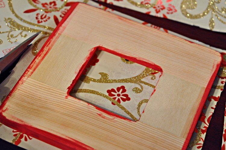 Okoreňte rámy obrazov krásnym baliacim papierom nápady na darčeky-vianoce-urob si sám-rámy-obrázky-okorenenie-návod