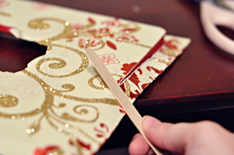 Nechajte papier dobre priľnúť k okrajom nápady na darčeky-vianočné-urob si-sám-rám-obrazu-baliaci papier