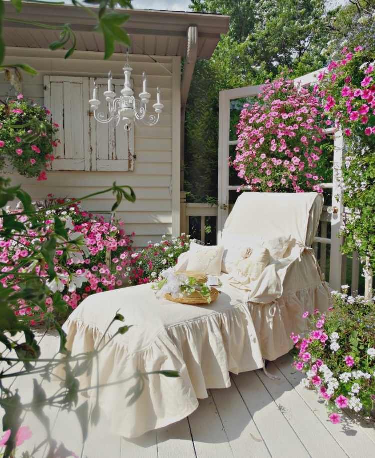 Dizajnové nápady-malá-záhrada-shabi-šik-kvety-kvitnúce-deko-drevené podlahy