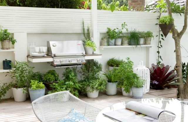 malá terasa grilovacia plocha rastliny bylinky hrnce výsadba nápad