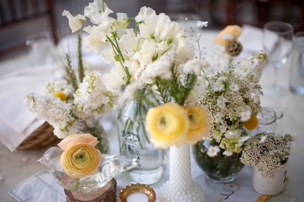 Žltá a biela sú akcentmi tejto dekorácie kvetinový prízvuk-stôl-dekorácia-svadobné-nápady