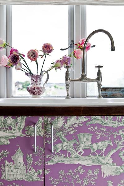 tapeta-v kuchyni-nápady útržky tapiet zdobia dvere kuchynských skriniek