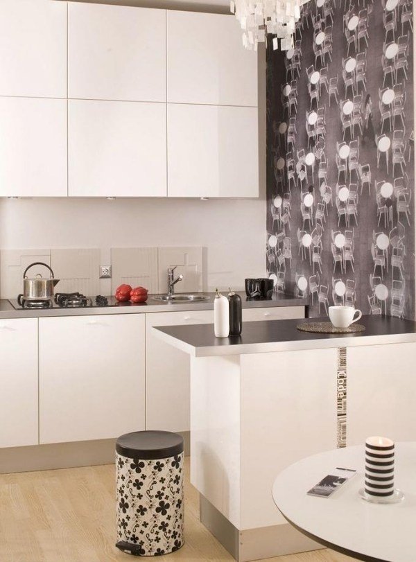 Nápady na tapety v kuchyni Biele kuchynské skrinky odpadkový kôš môžu zvýrazniť stenu