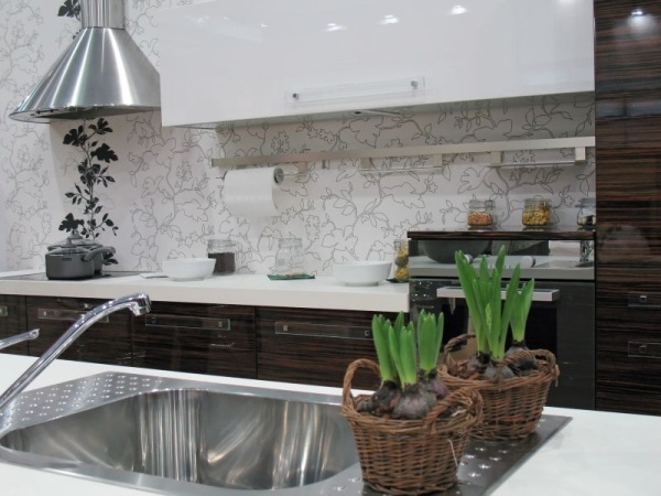 Tapety v kuchyni nápady elegantné kvetinové motívy