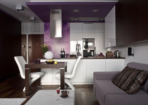 Tapety v kuchyni nápady fialové zavesené stropné kruhy