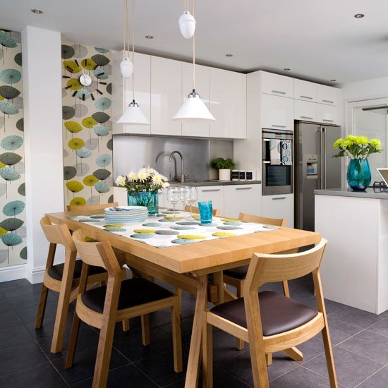 biela kuchynka drevený jedálenský stôl farebné tapety kvety