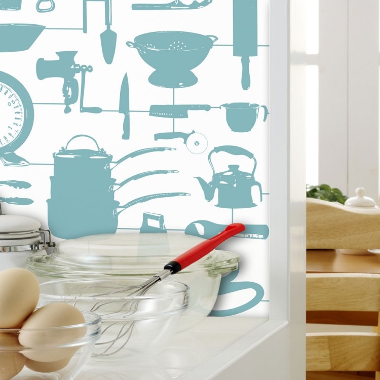 tapeta-kuchyňa-biela-svetlo-modrá-príslušenstvo-pomôcky-nástroje na varenie