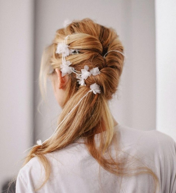 svadobné účesy s doplnkami z konského chvosta, ktoré sa nosia do strán a skrúcajú sa do kvetov