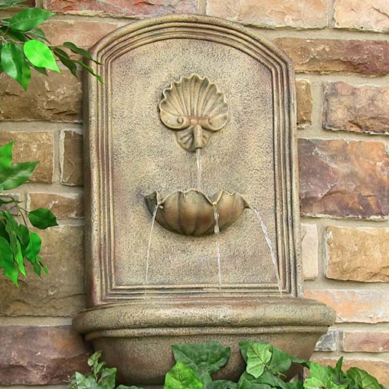 Nástenná záhradná fontána v klasickom štýle nápady na dekoráciu steny záhradnej fontány nápad elegantná stena