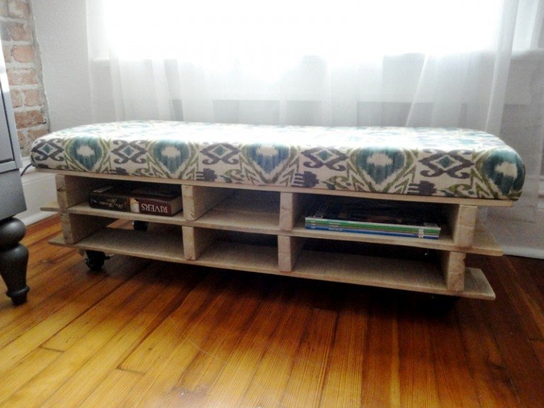 drevený nábytok z europaliet nápad na lavičku vstavané poličky na čalúnenie sedadiel