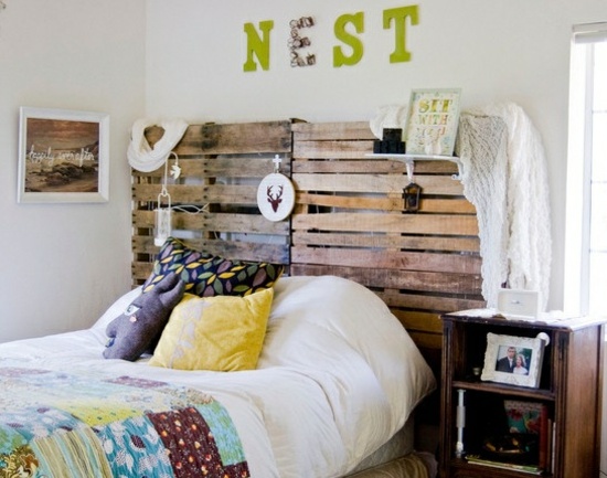 Spálňa s čelnou doskou z drevenej palety