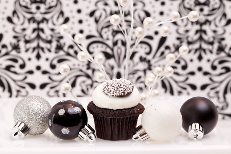 čokoládovo-muffin-biela-poleva-ḱeks-biele guličky