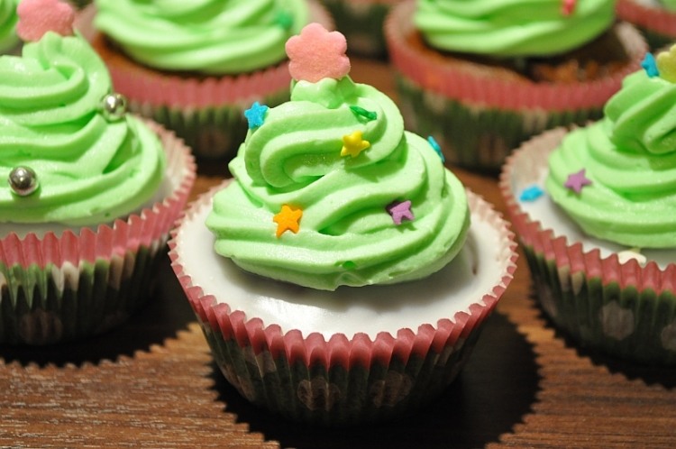 vianočné-kaktusy-cupcakes-zelená-poleva-jedľa